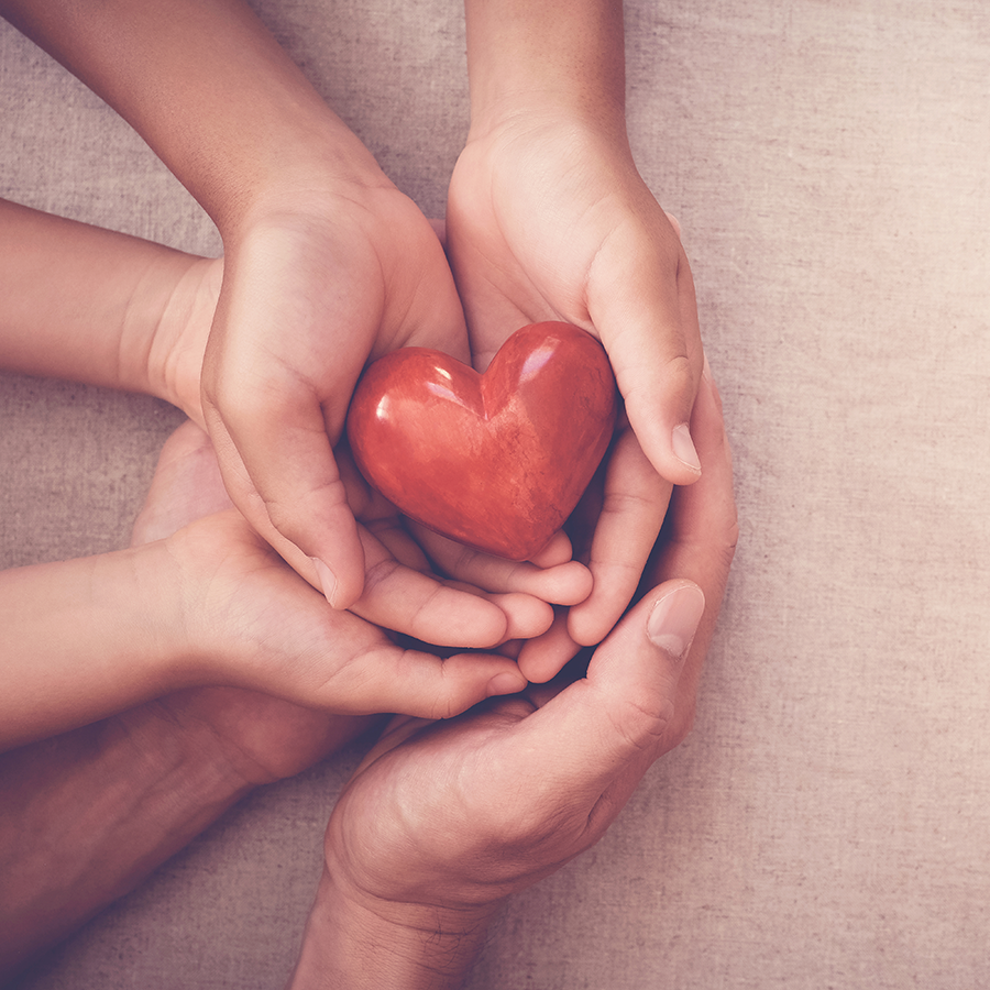多くの手で優しく包まれた心